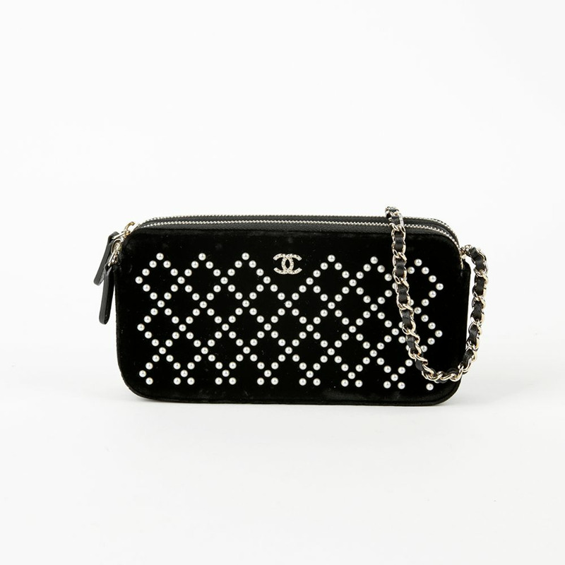 CHANEL 黑色天鵝絨珍珠絎縫雙拉鍊WOC斜背包-1