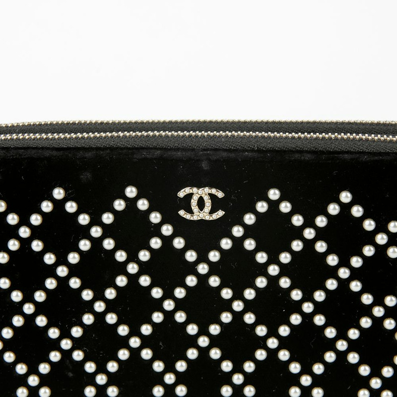 CHANEL 黑色天鵝絨珍珠絎縫雙拉鍊WOC斜背包-2