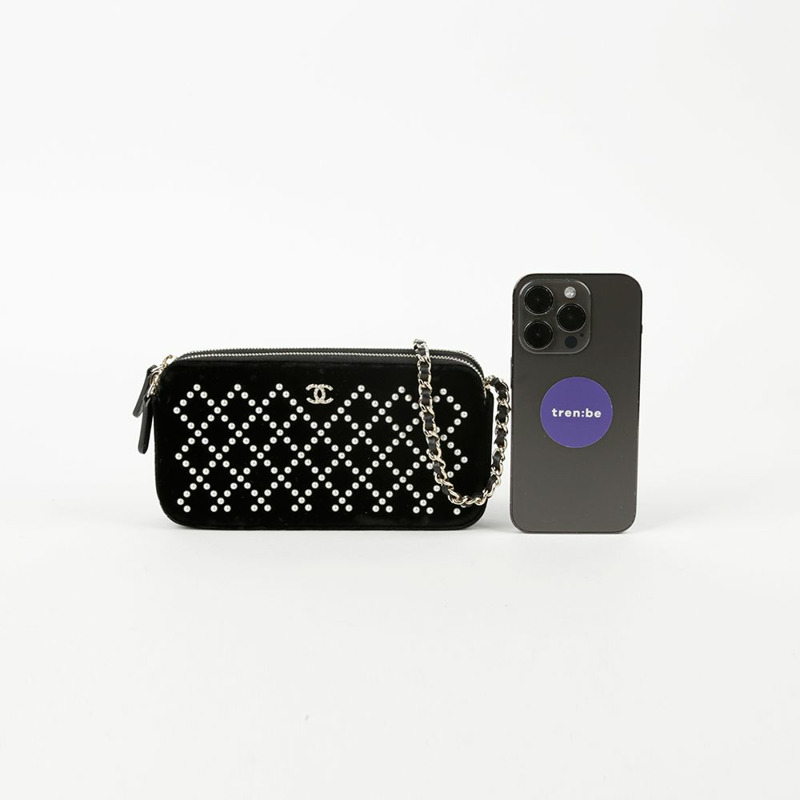 CHANEL 黑色天鵝絨珍珠絎縫雙拉鍊WOC斜背包-10