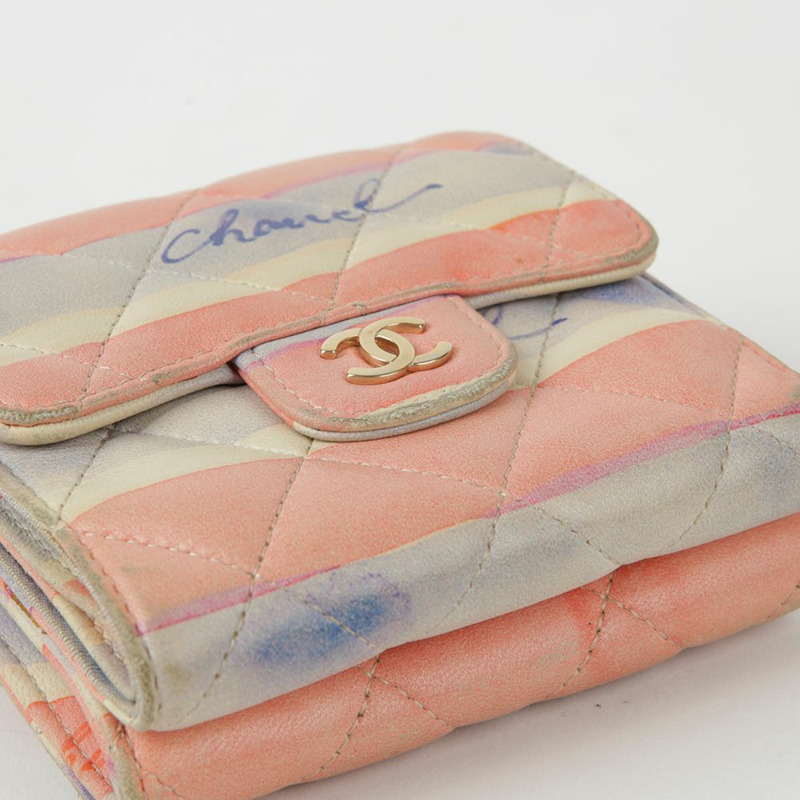 CHANEL 多色小羊皮塗鴉標誌緊湊型皮夾-9