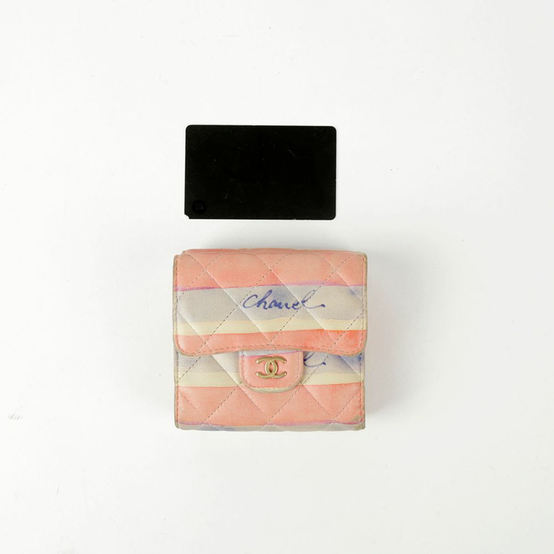 CHANEL 多色小羊皮塗鴉標誌緊湊型皮夾-16