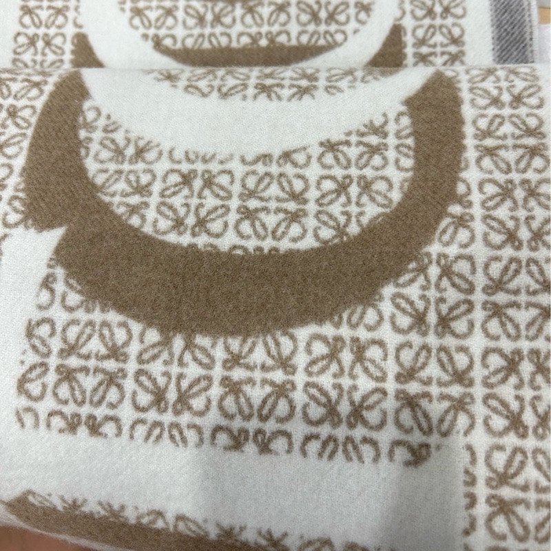 全新 loewe 附購證 雙面羊毛混羊絨圍巾 經典滿版logo老花 雙面奶茶配色 圍巾-2