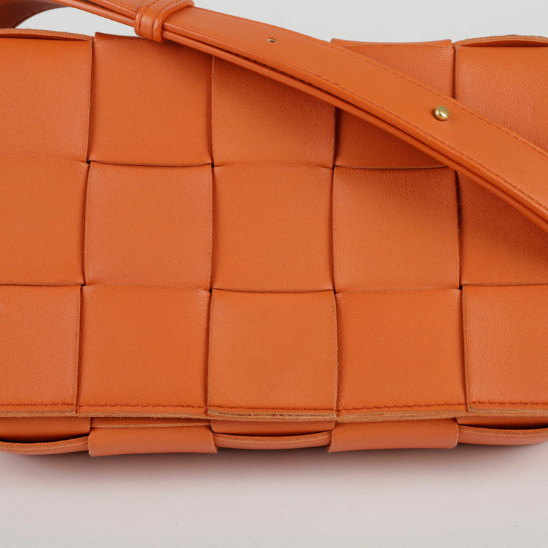 BOTTEGA VENETA 經典卡式斜背包-1