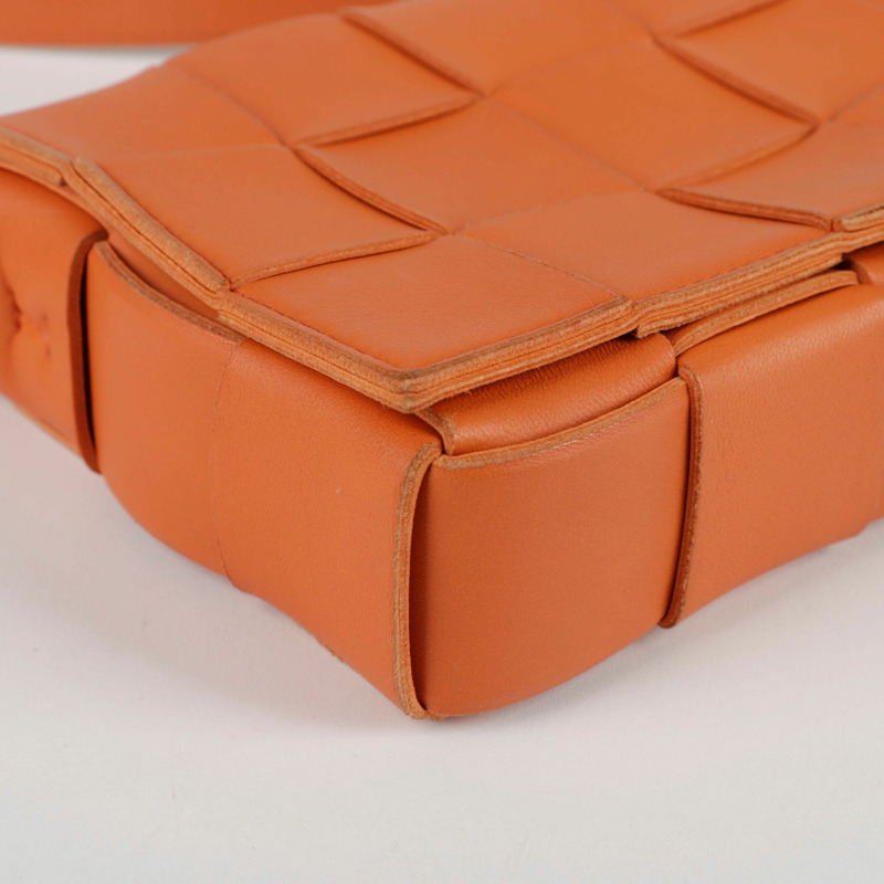 BOTTEGA VENETA 經典卡式斜背包-6