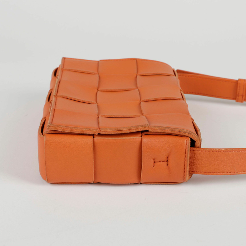 BOTTEGA VENETA 經典卡式斜背包-8
