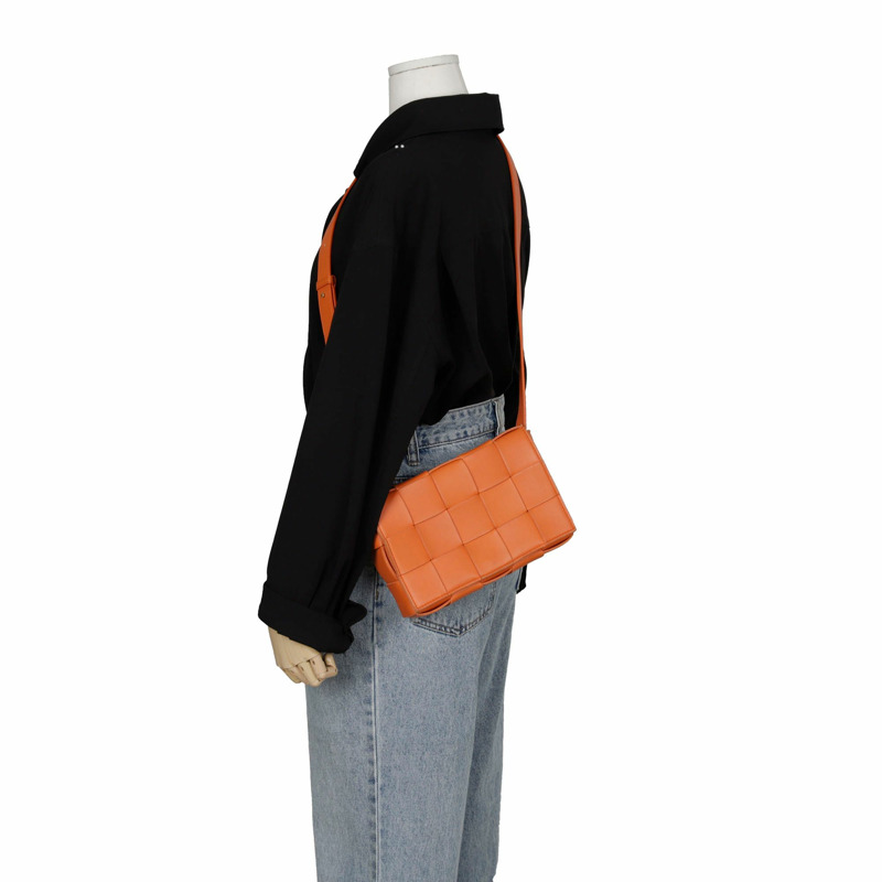 BOTTEGA VENETA 經典卡式斜背包-11