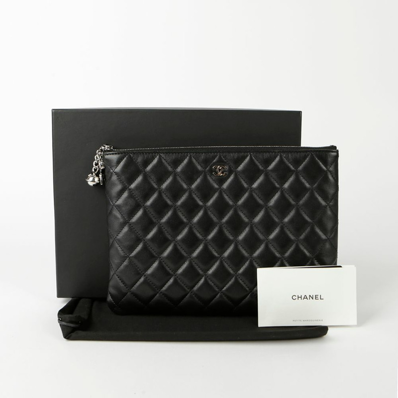 CHANEL 全新中型 CC 標誌手拿包-0