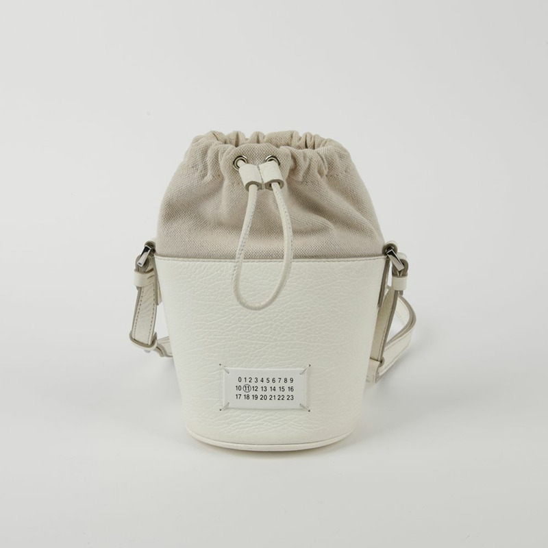 MAISON MARGIELA 微型白色皮革 5AC 水桶斜背包-1