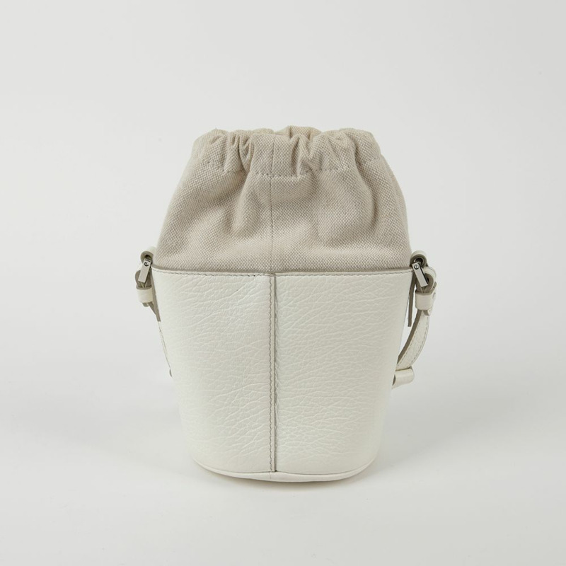 MAISON MARGIELA 微型白色皮革 5AC 水桶斜背包-4