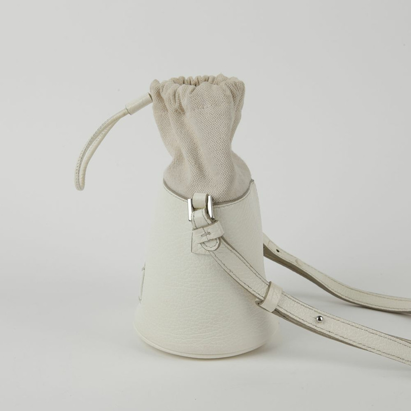 MAISON MARGIELA 微型白色皮革 5AC 水桶斜背包-6