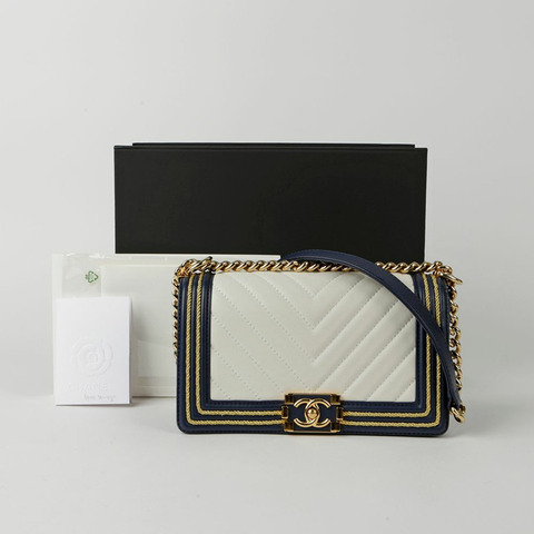 CHANEL Boy 中型單肩斜背包