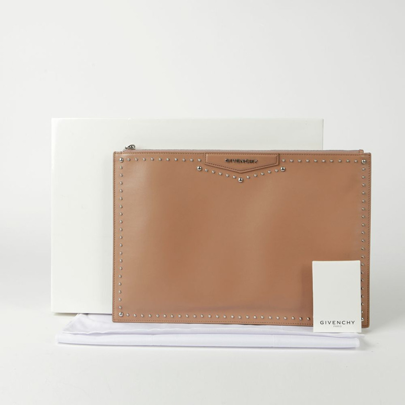 GIVENCHY Antigona 大號鉚釘手拿包 06822450-0