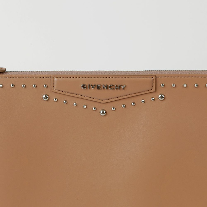 GIVENCHY Antigona 大號鉚釘手拿包 06822450-2