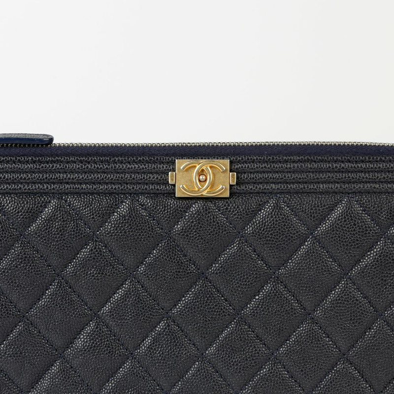 CHANEL Caviar Skin Boy 雙口袋手拿包-2
