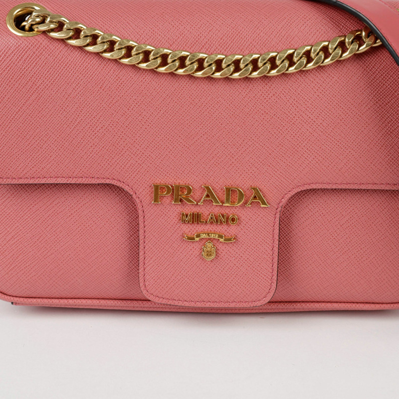【包稅】PRADA 翻蓋鏈條肩斜背包-1