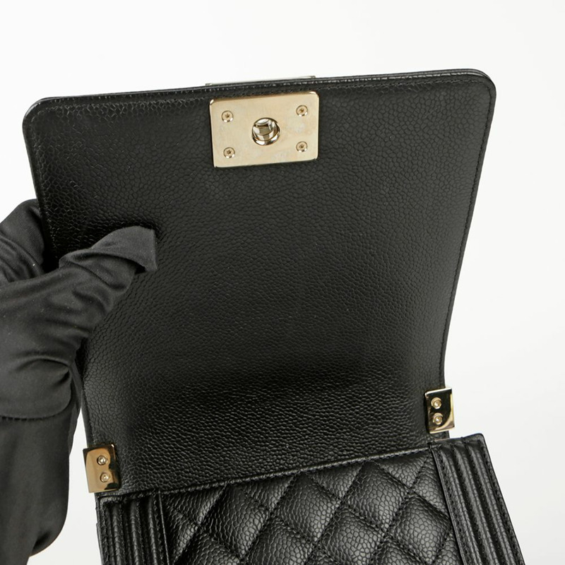CHANEL Caviar Boy North South 翻蓋單肩斜背包-8