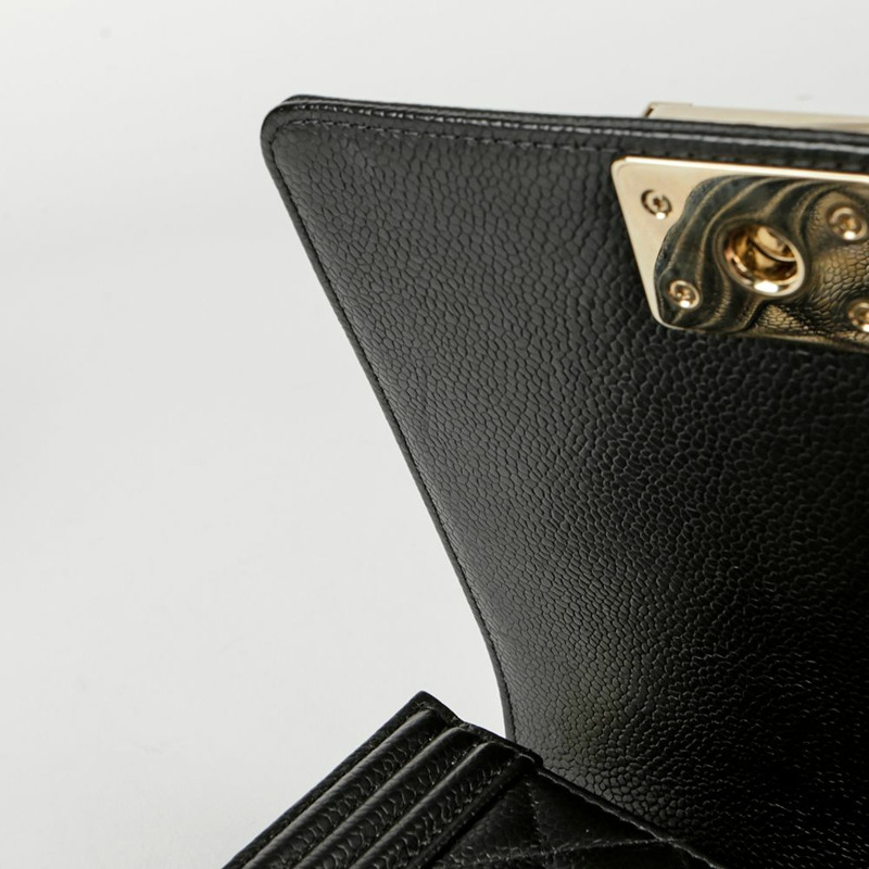 CHANEL Caviar Boy North South 翻蓋單肩斜背包-9