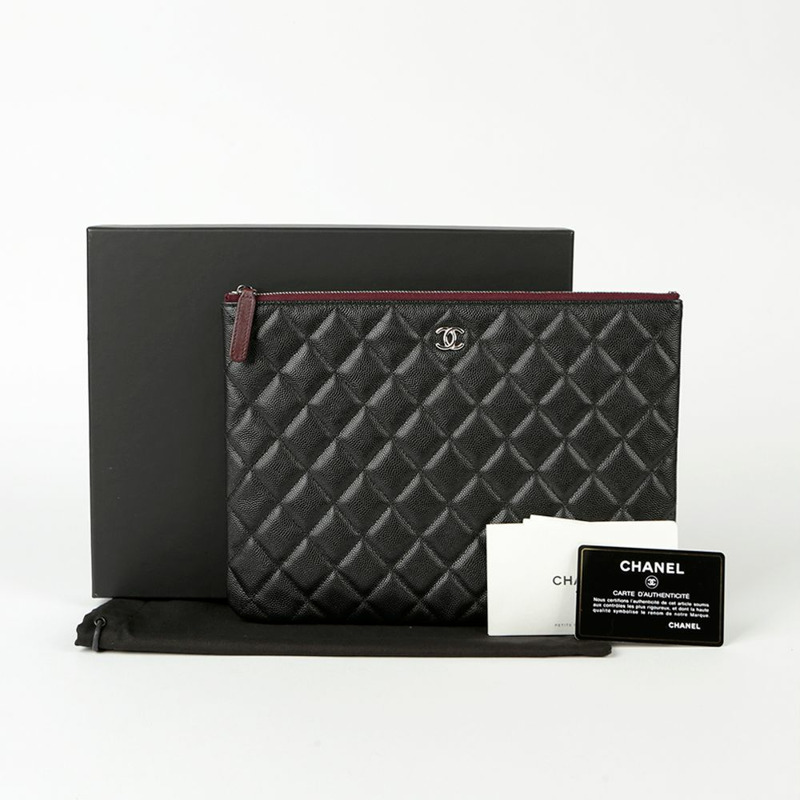 CHANEL Caviar Skin 經典新款中型手拿包 A82545-0