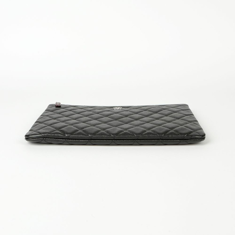 CHANEL Caviar Skin 經典新款中型手拿包 A82545-5
