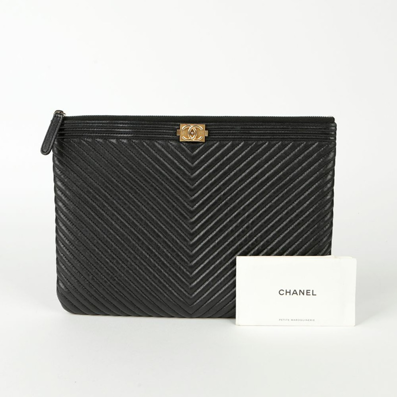 CHANEL Chevron Boy 新款中型手拿包 A84406-0
