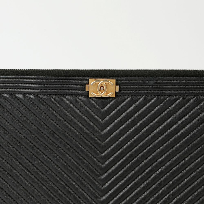CHANEL Chevron Boy 新款中型手拿包 A84406-2