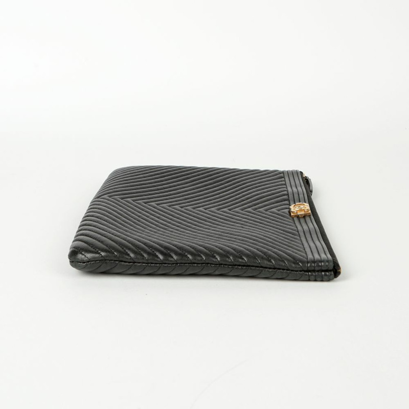 CHANEL Chevron Boy 新款中型手拿包 A84406-4