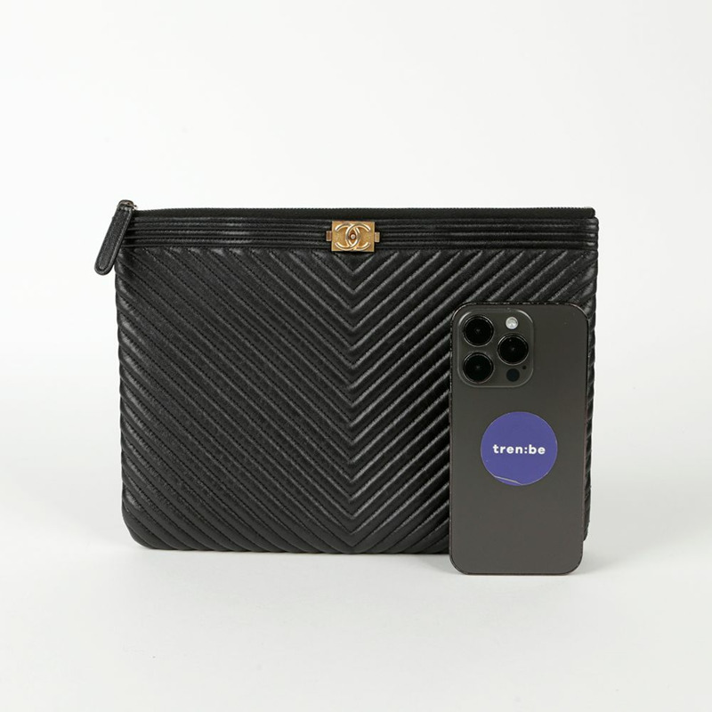 CHANEL Chevron Boy 新款中型手拿包 A84406-10