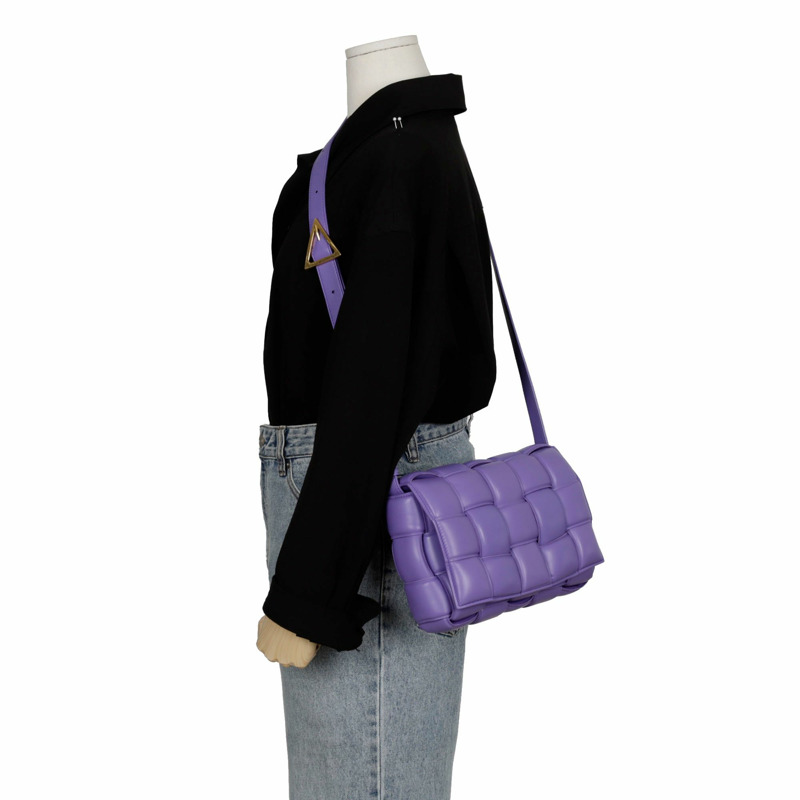 BOTTEGA VENETA 加厚卡式肩斜背包 591970-10