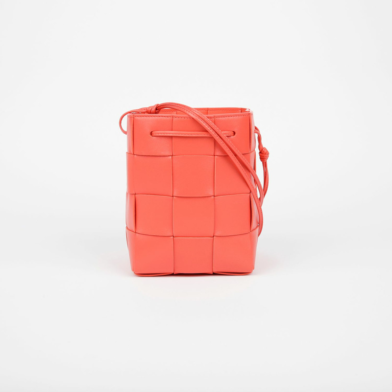 【包稅】BOTTEGA VENETA 680218 卡附水桶小號肩斜背包-1