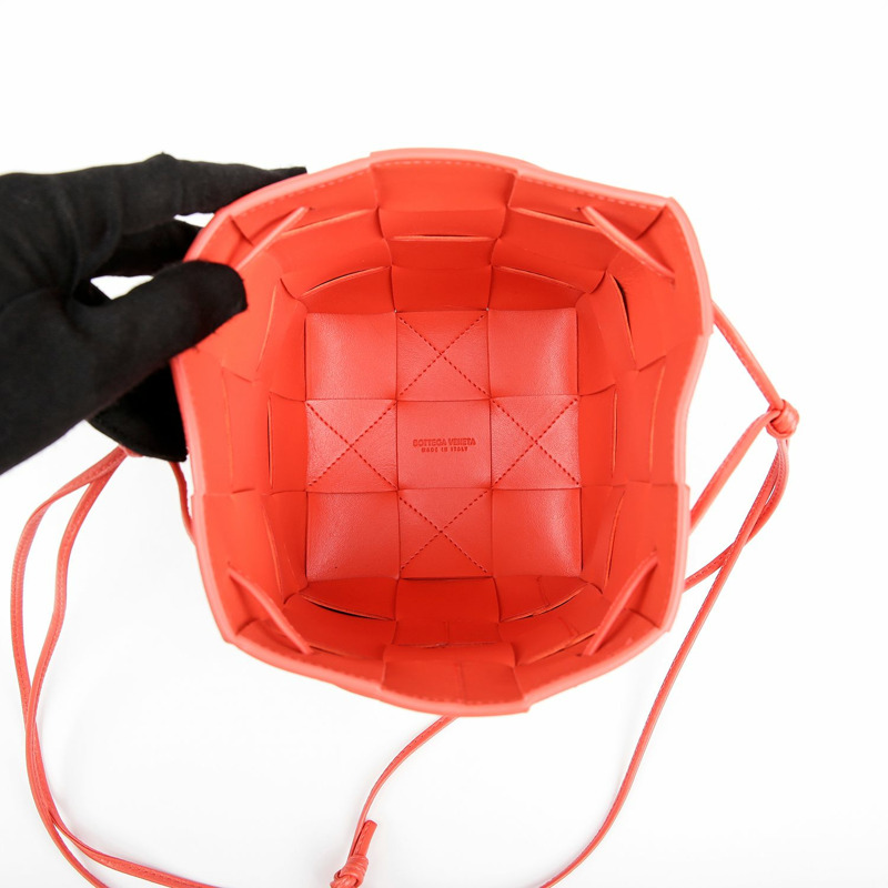 【包稅】BOTTEGA VENETA 680218 卡附水桶小號肩斜背包-6