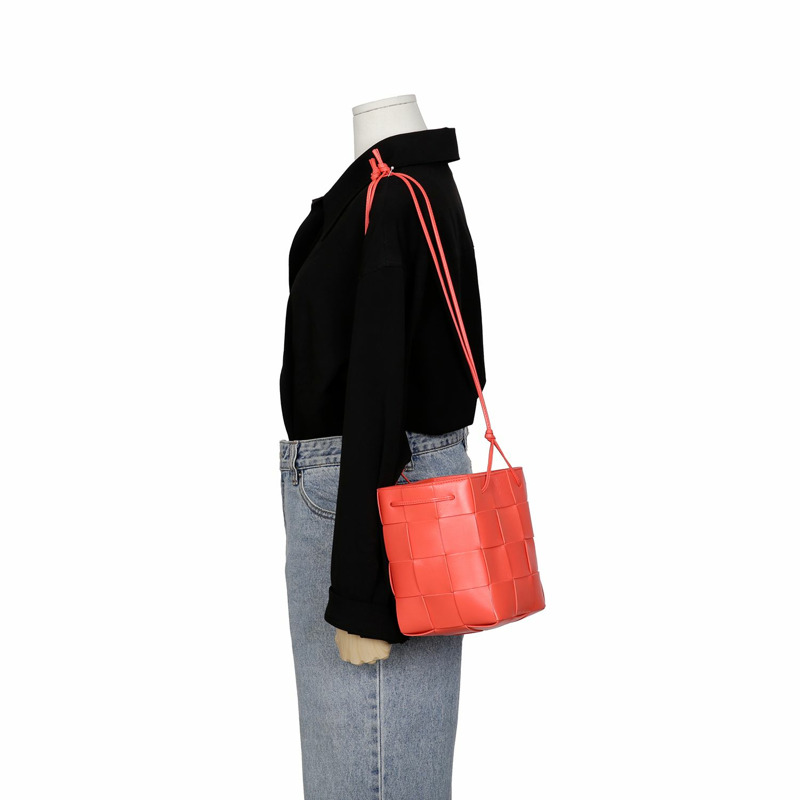 【包稅】BOTTEGA VENETA 680218 卡附水桶小號肩斜背包-7