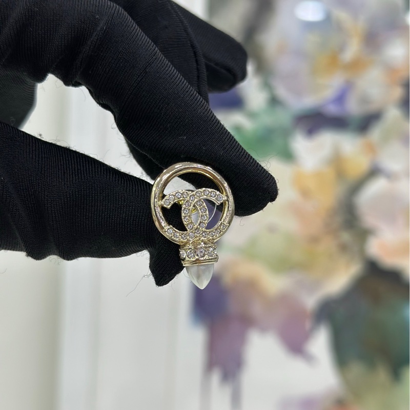 Chanel香奈兒子彈頭珍珠拼鑽環形滿鑽雙C金色耳環-4