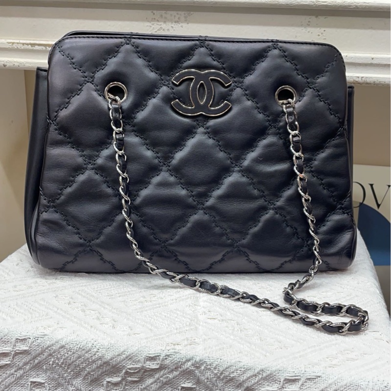 Chanel 黑色皮标大扣 外缝线托特-0