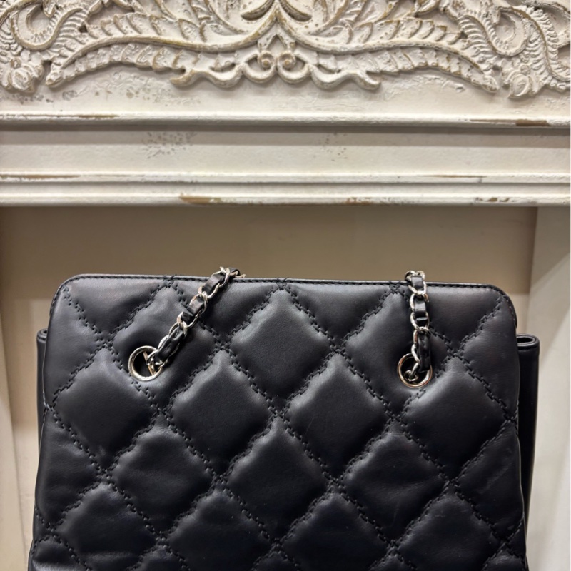 Chanel 黑色皮标大扣 外缝线托特-1