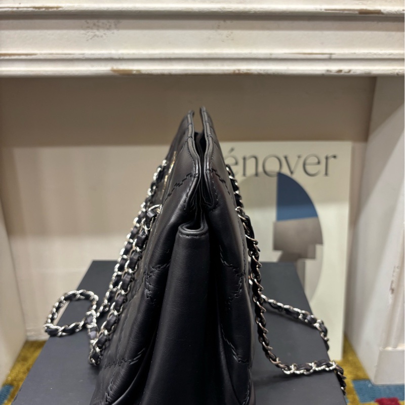 Chanel 黑色皮标大扣 外缝线托特-2