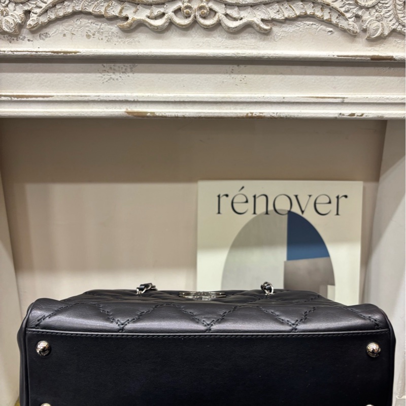 Chanel 黑色皮标大扣 外缝线托特-4