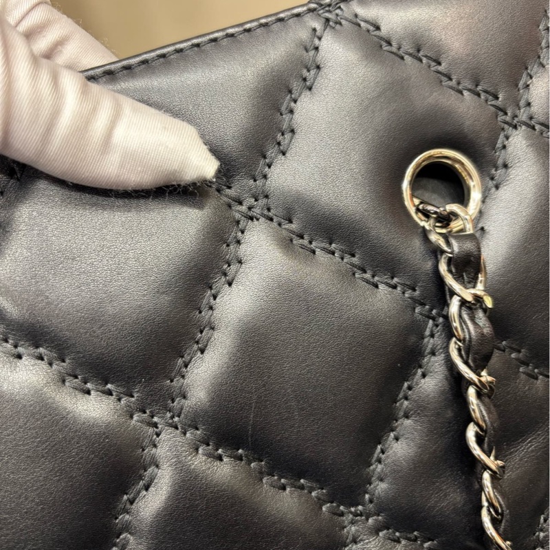 Chanel 黑色皮标大扣 外缝线托特-5