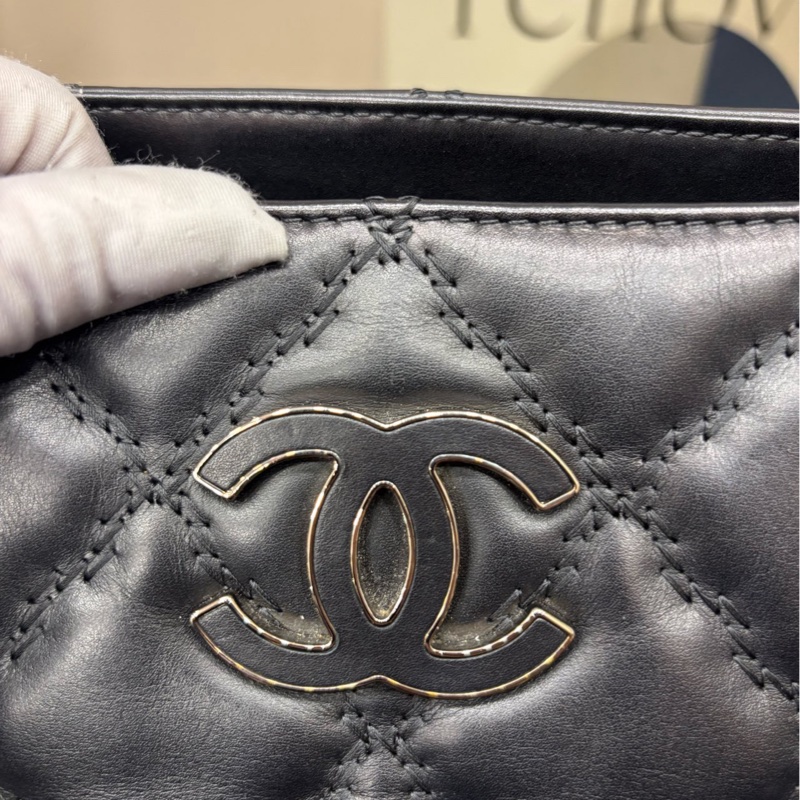 Chanel 黑色皮标大扣 外缝线托特-6