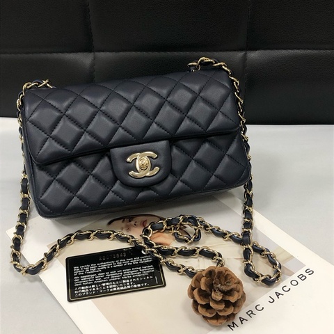 Chanel 藍黑色羊皮cf 大mini鏈條斜挎單肩包，有卡29開，尺寸約20*13cm。
