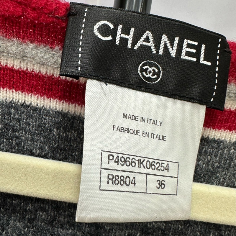 Chanel香奈兒14年達拉斯系列條紋外套,36碼 灰色紅邊條紋設計,圓領單排扣,兩側口袋裝飾。金屬扣飾點綴,布料挺括有型-2
