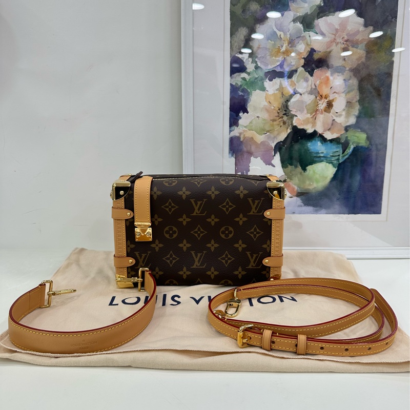 Lv side trunk 谷愛凌同款中型軟盒包 晶片款 大部分膜都在 老花帆布拼牛皮 金色五金 雙肩帶 斜背包-0