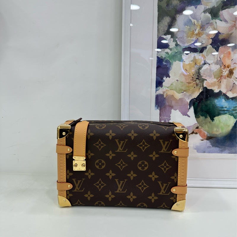 Lv side trunk 谷愛凌同款中型軟盒包 晶片款 大部分膜都在 老花帆布拼牛皮 金色五金 雙肩帶 斜背包-1
