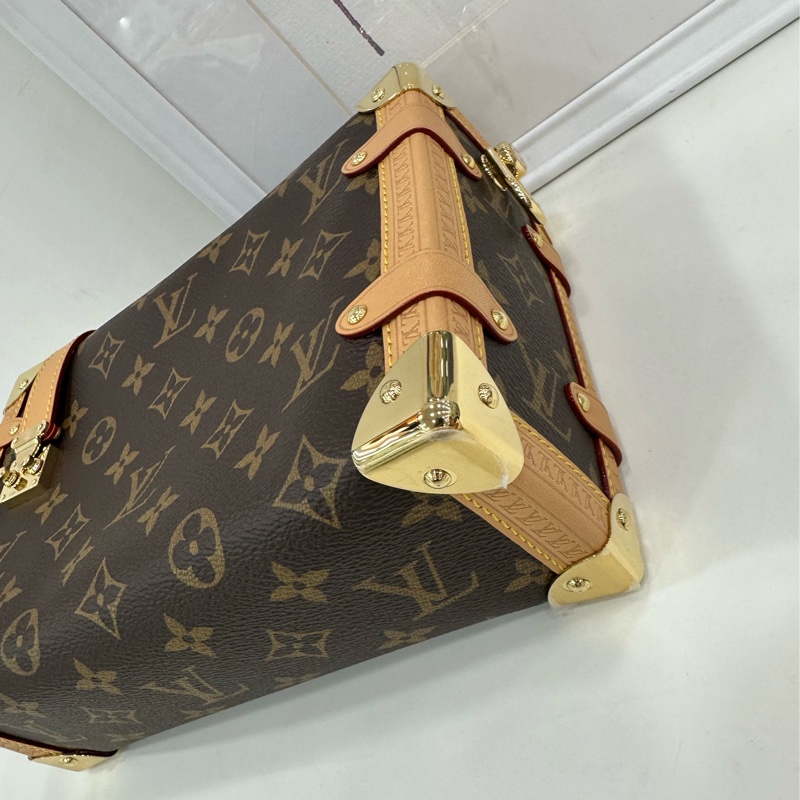 Lv side trunk 谷愛凌同款中型軟盒包 晶片款 大部分膜都在 老花帆布拼牛皮 金色五金 雙肩帶 斜背包-7
