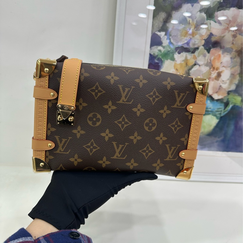 Lv side trunk 谷愛凌同款中型軟盒包 晶片款 大部分膜都在 老花帆布拼牛皮 金色五金 雙肩帶 斜背包-9