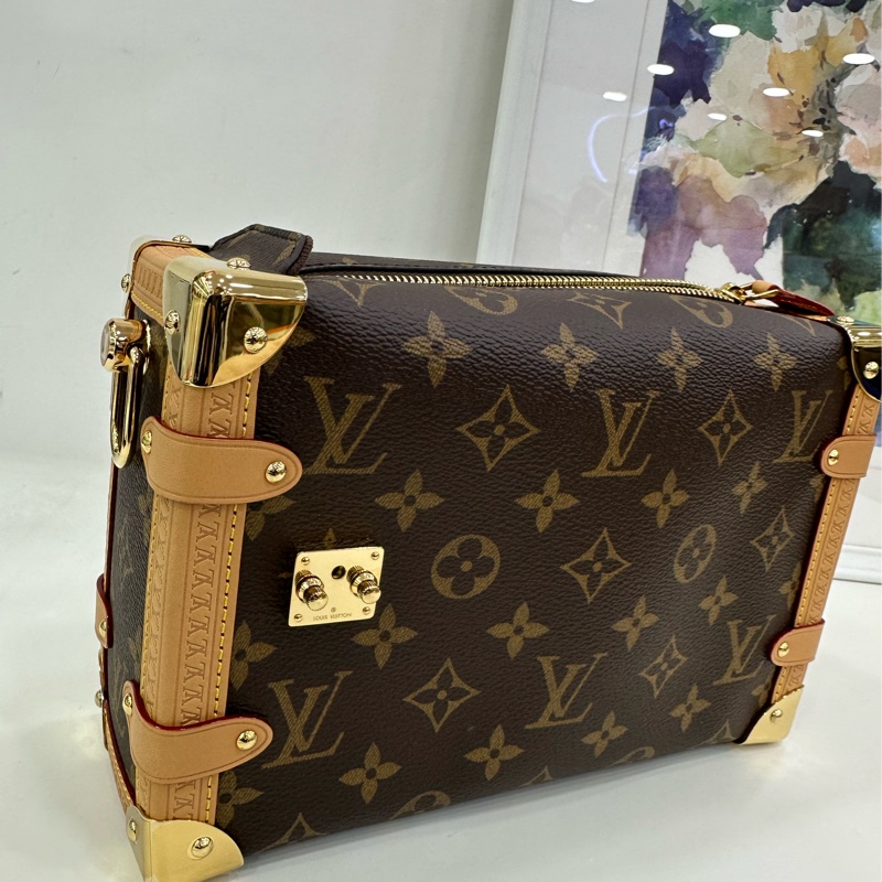 Lv side trunk 谷愛凌同款中型軟盒包 晶片款 大部分膜都在 老花帆布拼牛皮 金色五金 雙肩帶 斜背包-11