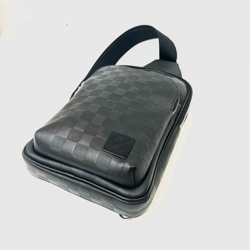 LV 黑棋盤格牛皮銀釦Avenue斜背胸口包N45303-6