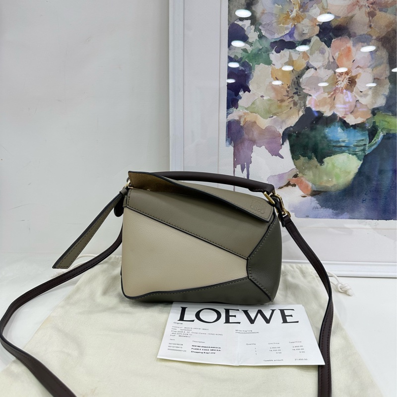 Loewe 羅意威Puzzle mini 米白色拼墨綠21年標,有購證 尺寸:18x8x12.5cm-0