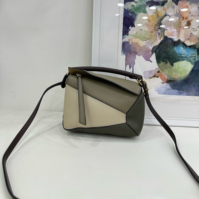 Loewe 羅意威Puzzle mini 米白色拼墨綠21年標,有購證 尺寸:18x8x12.5cm-1