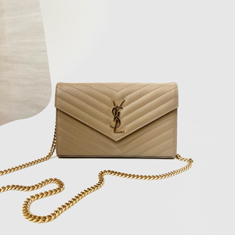 YSL 奶茶荔枝牛皮山形紋金釦信封下蓋10卡WOC斜背鏈包377828BOW012721-0
