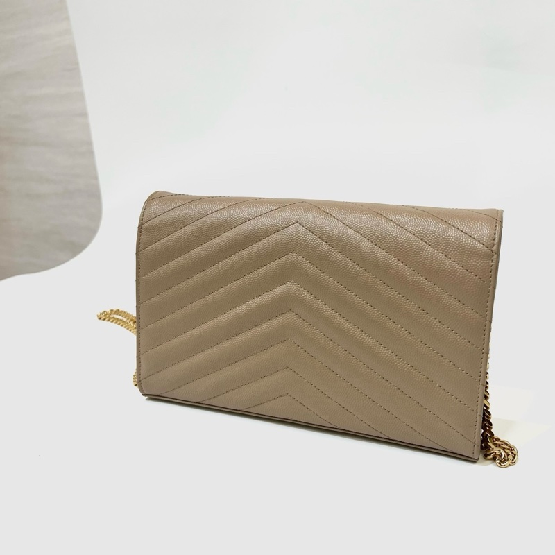 YSL 奶茶荔枝牛皮山形紋金釦信封下蓋10卡WOC斜背鏈包377828BOW012721-1